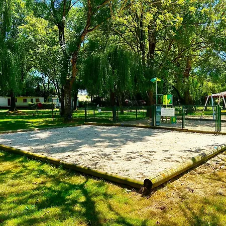 Campsite Les 2 Salamandres Arces-sur-Gironde