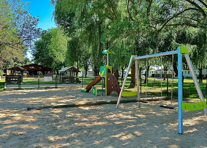 Camping Les 2 Salamandres Arces-sur-Gironde